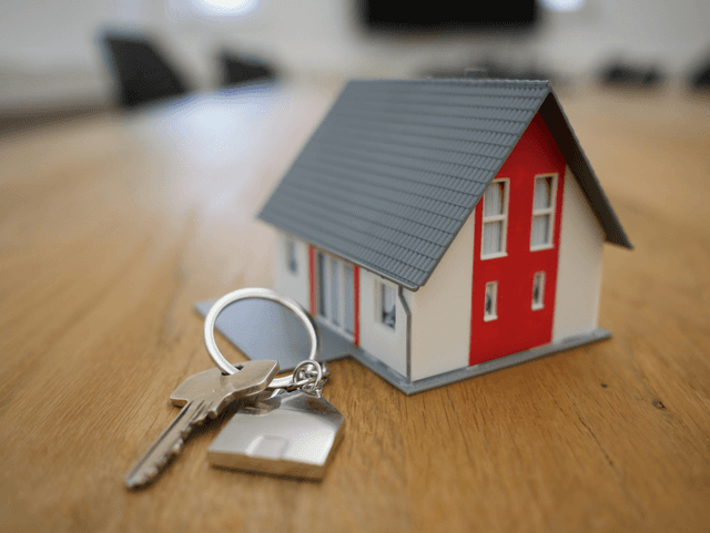 depiction of a pair of keys next to a toy house which hints at what the website is about
